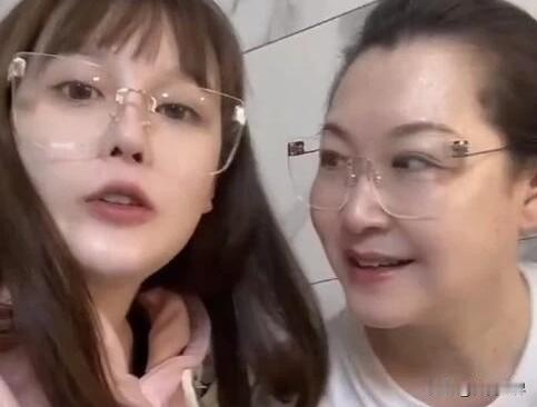 赵本山妻子和女儿在视频中的调侃，让大家感到，有钱没钱，天下母亲的做法都是一样的。