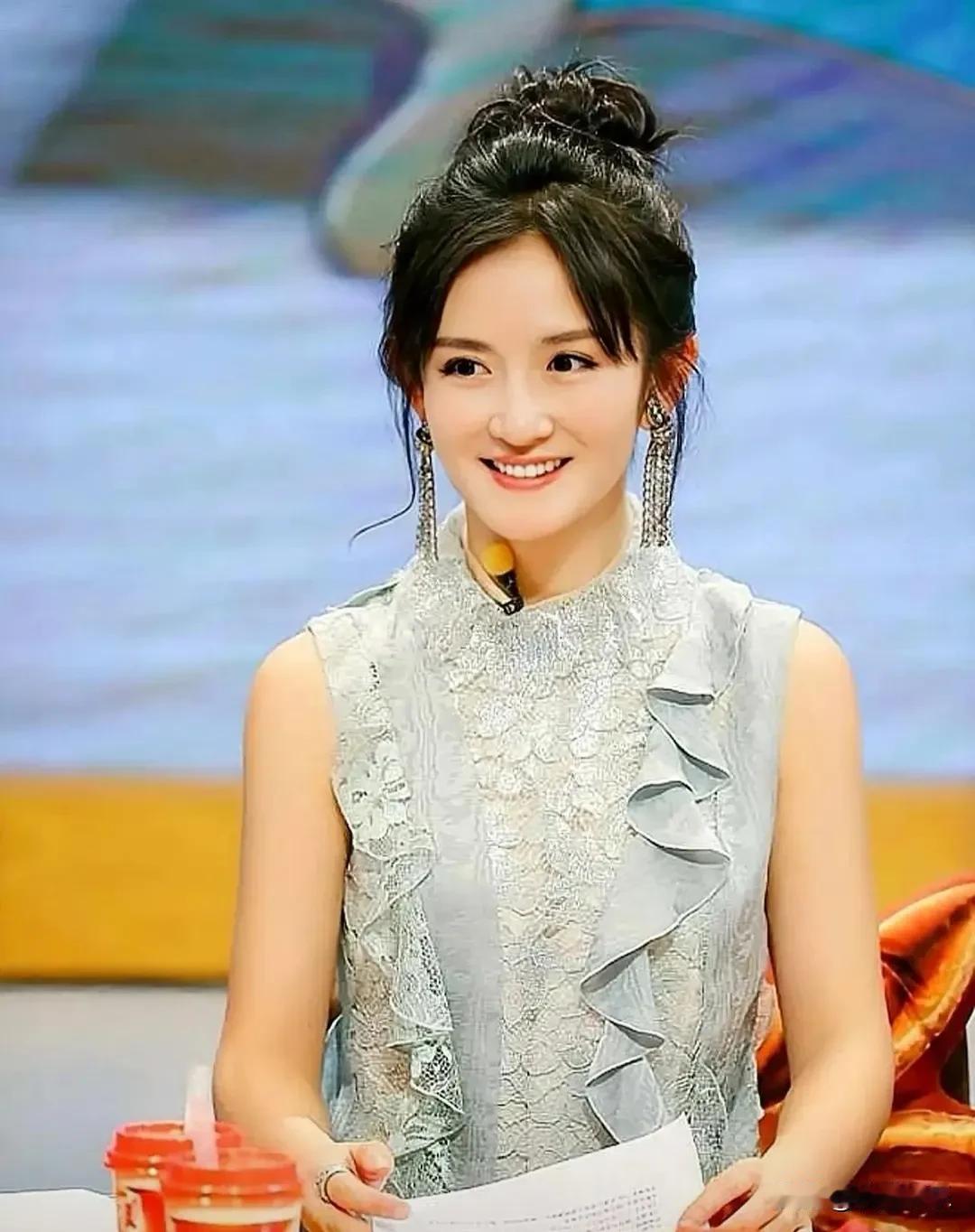 谢娜，愤怒发文！

提起谢娜，咱们脑海里蹦出的总是那个在舞台上嘻嘻哈哈、带给咱们