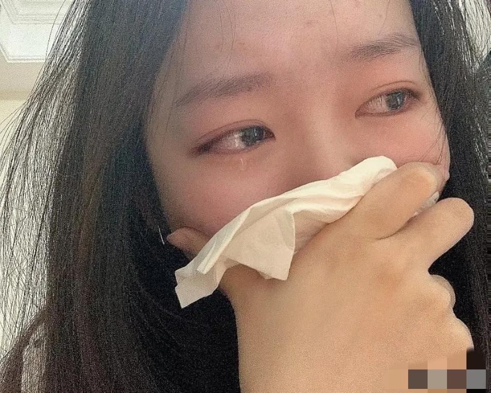 一个女生和她男朋友接吻了，这算是第一次接吻。
之后，男生试图摸女生的隐私部位，女