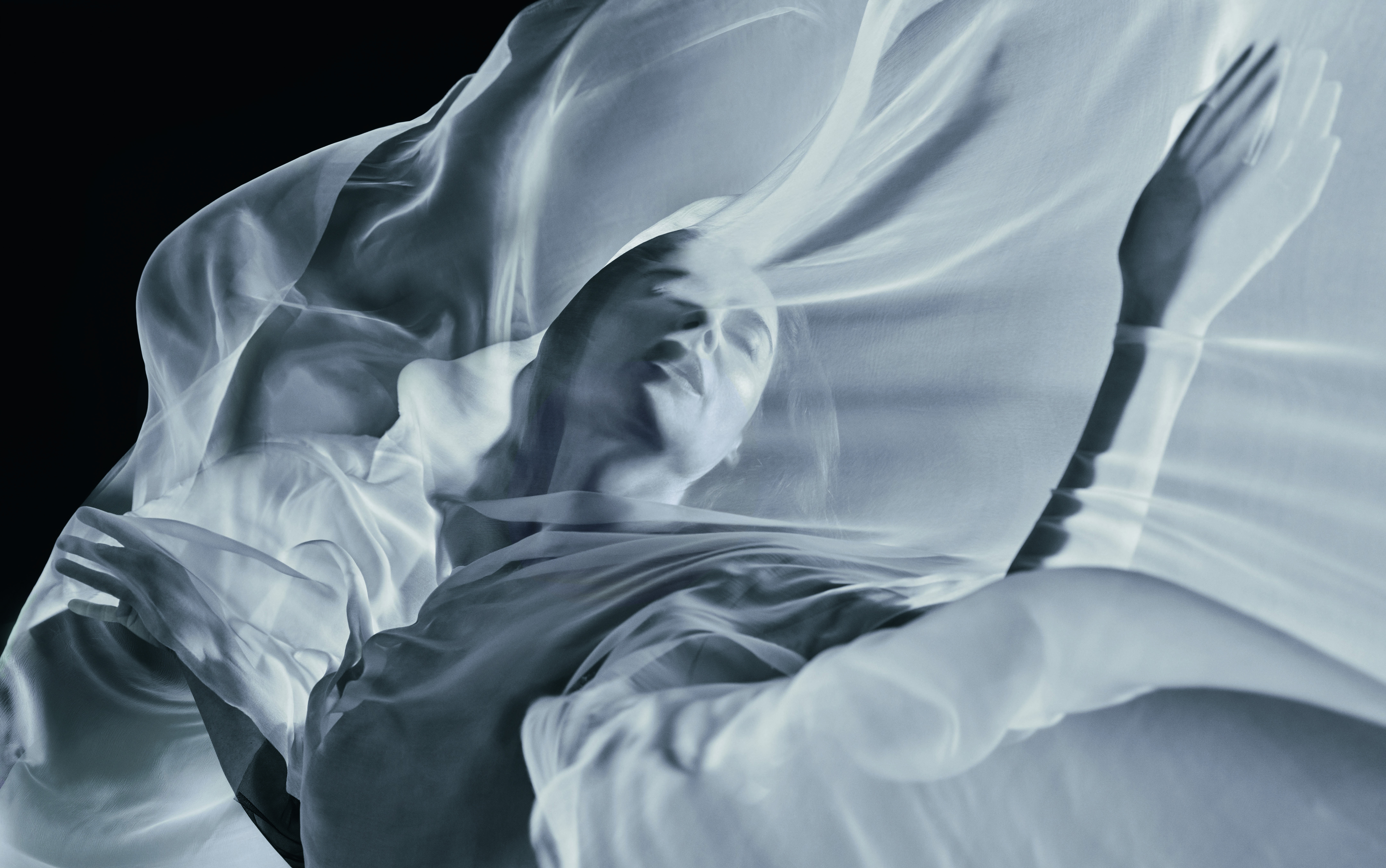 倍耐力不止是在轮胎领域地位斐然。自1964年起，其年历便是时尚界极具影响力的艺术