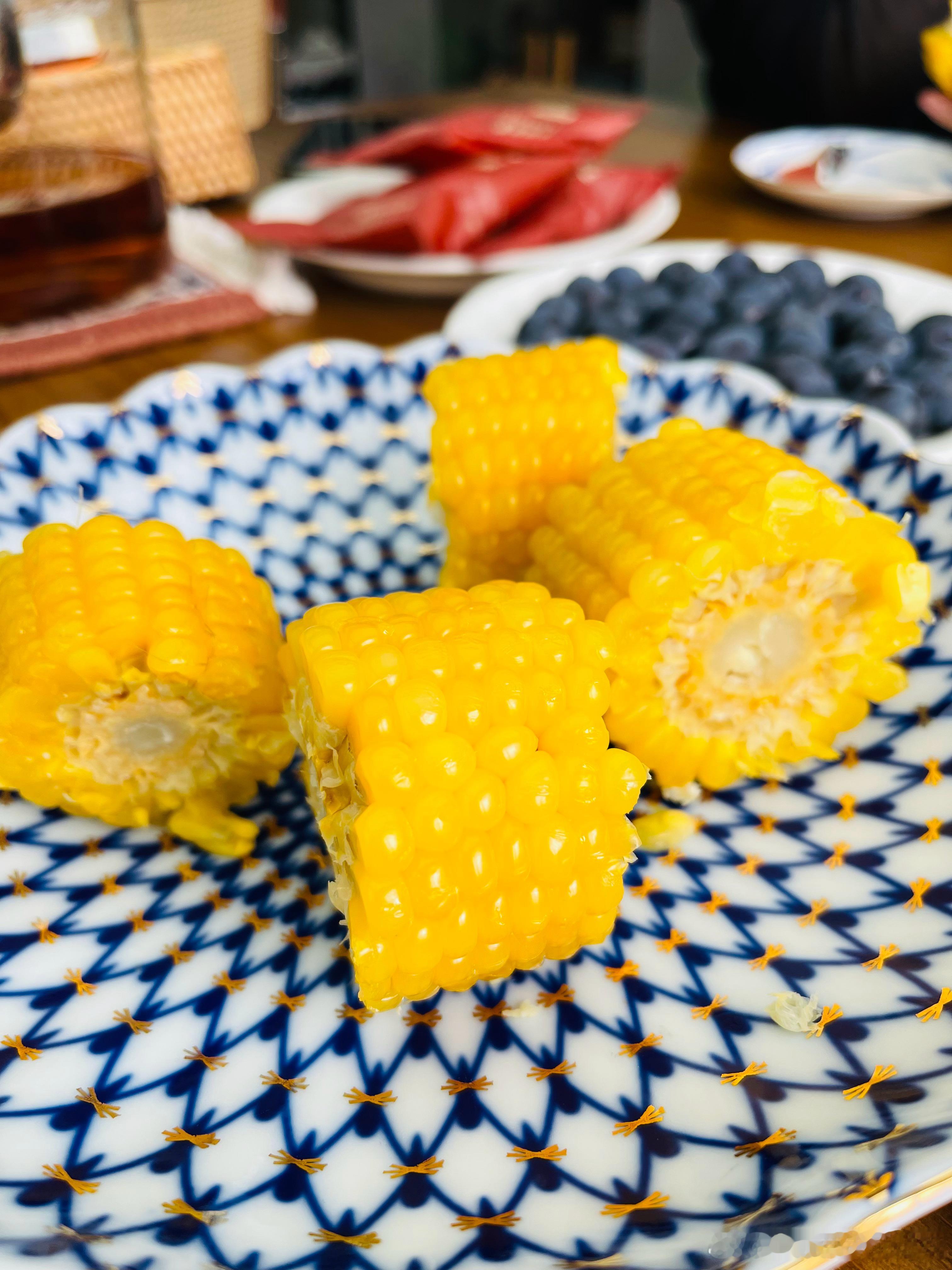 上午约了两个朋友，我们的茶点[哈哈][哈哈][哈哈][哈哈]是不是看起来就很健康