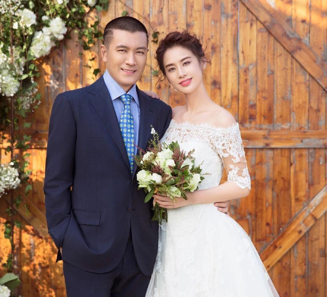 黄圣依和杨子最近的举动在网上掀起了轩然大波。先是黄圣依透露杨子有六个微信号，全加