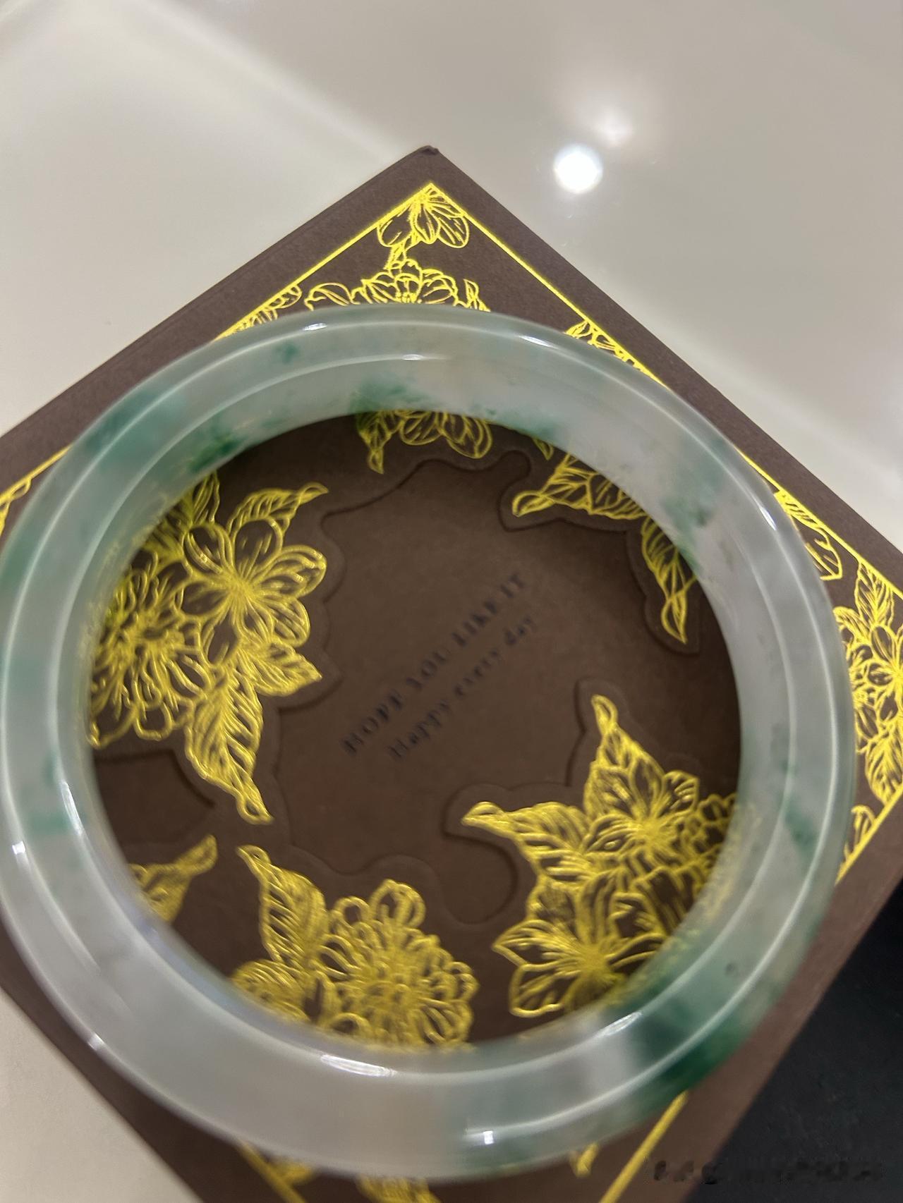 万能朋友们，昨天在金店买了一个玉镯花了3666，还是打了五折，并且圈口有点小，因