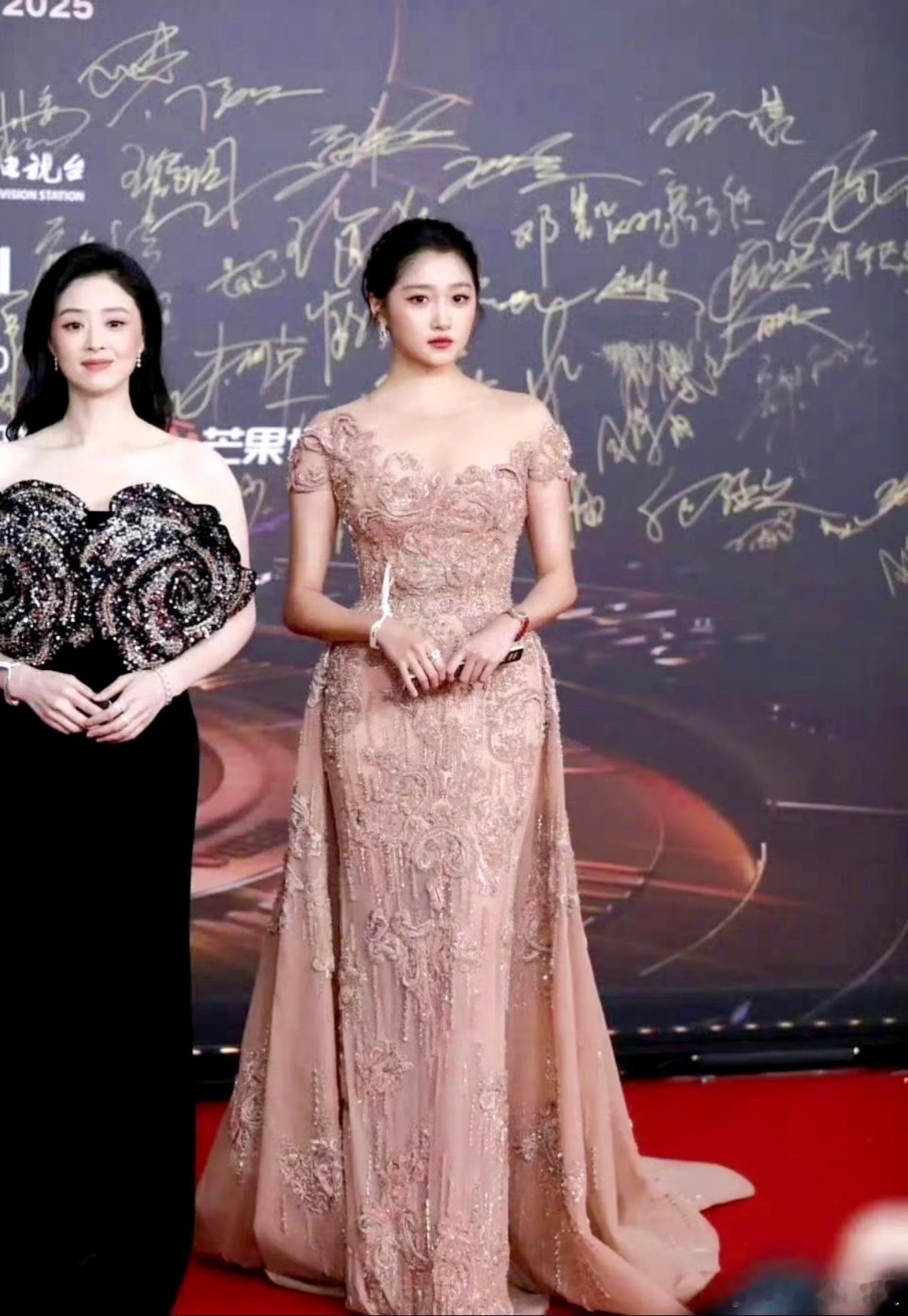 两个大骨架美女代表蒋欣  关晓彤 