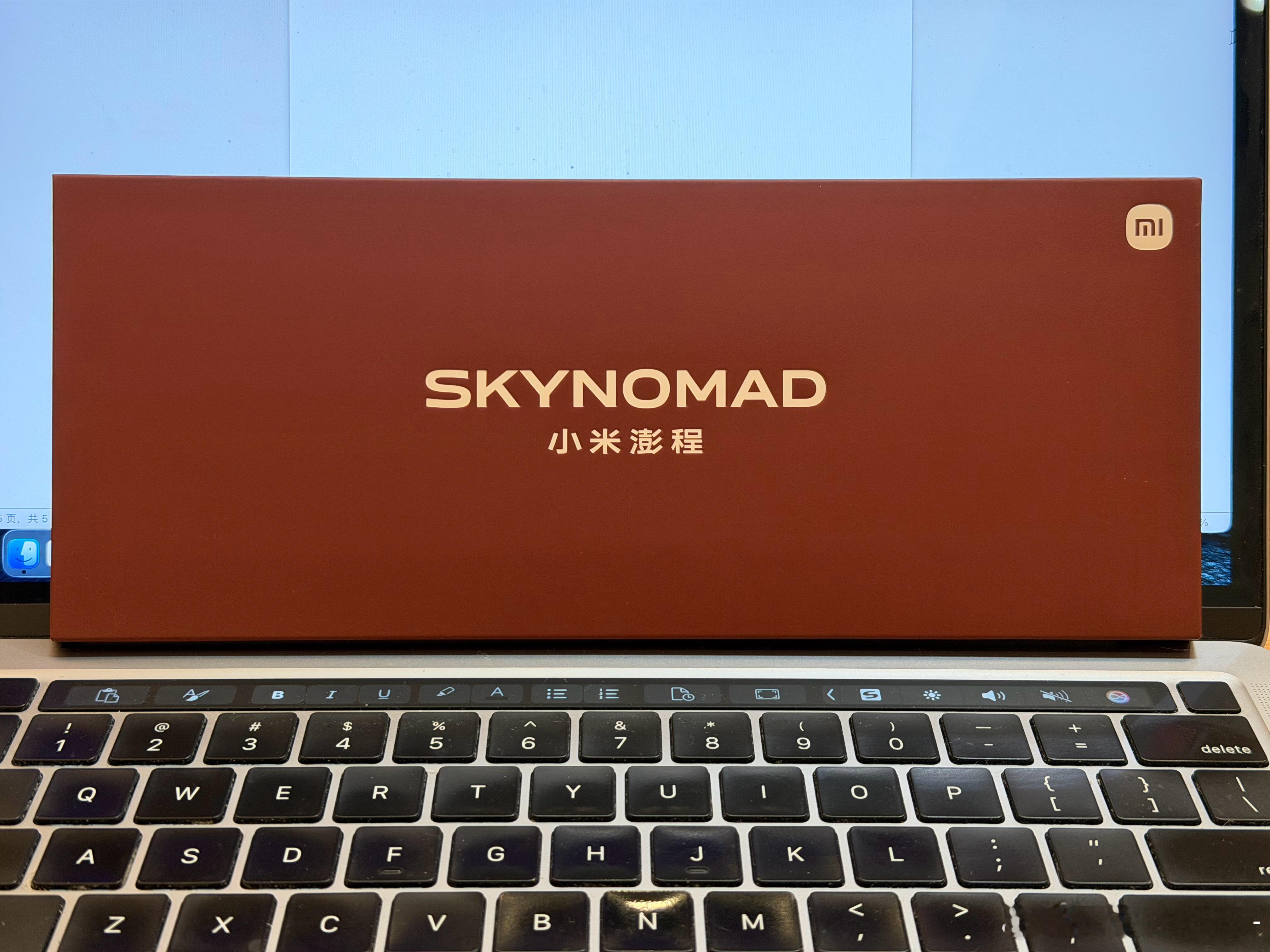 雷总还是会玩，技术发布会的邀请函是一个开瓶器，造型看起来像是SKYNOMAD N