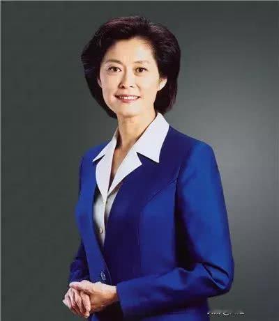 敬一丹的女儿王尔晴，手握旁人羡慕的出身，名校毕业拥有高薪岗位，却主动放下一切，扎
