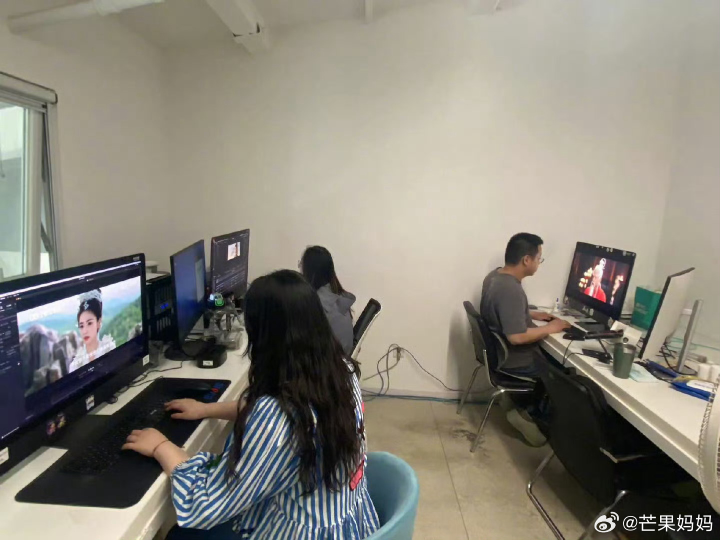 于正也是真没把观众当外人了，就这样把临江仙后期机房放出来，这里面应该没有苦命娟子