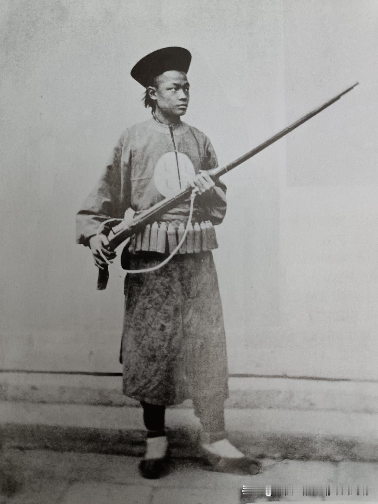 甲午战争前的清兵枪手，不知这叫什么枪？

这张老照片是一个外国摄影师所拍的。他标
