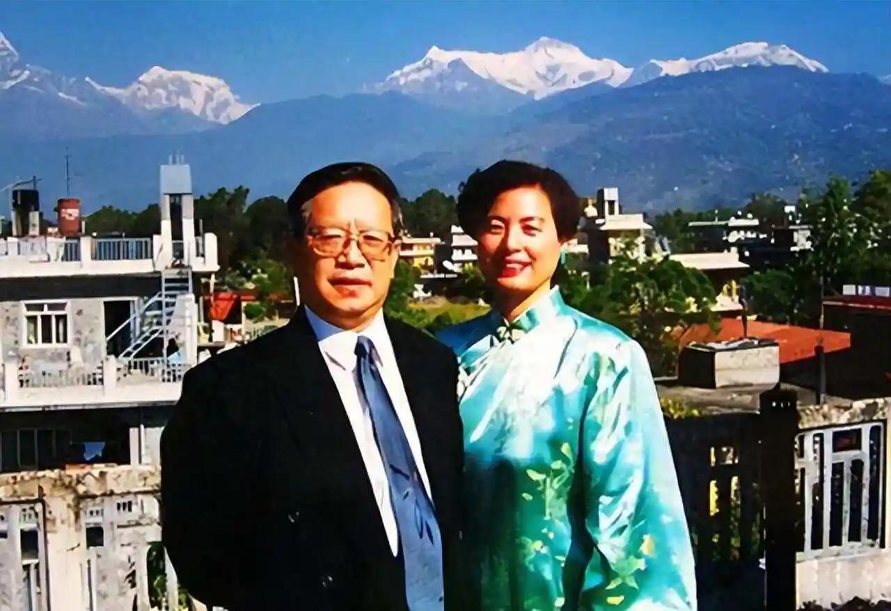 2005年，中国驻尼泊尔大使馆的外交官朱敏才退休后，不顾儿女们的反对，带着妻子离