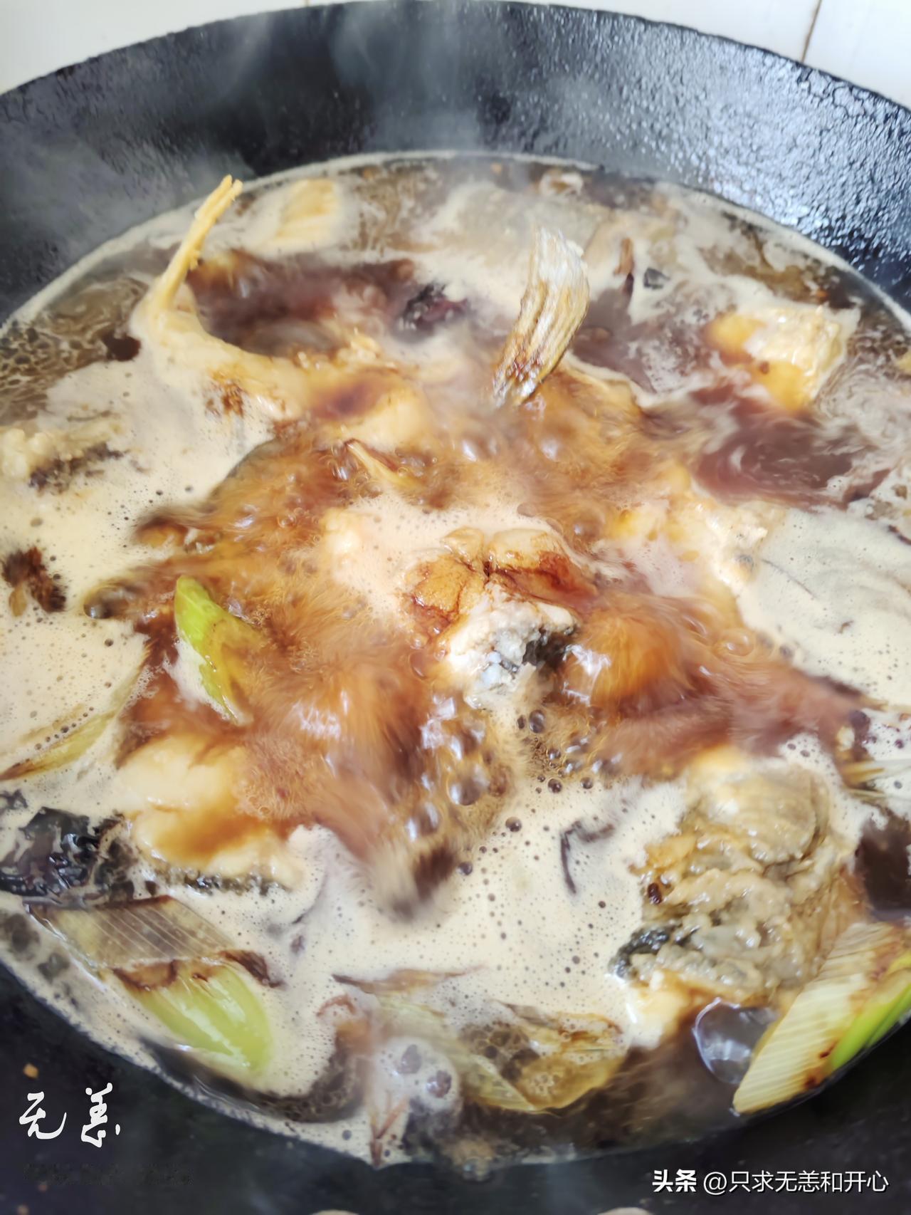 今日草鱼价格10块钱一斤，比猪肉贵了，猪肉才八块五一斤。
今天吃鱼，菜市场买了一