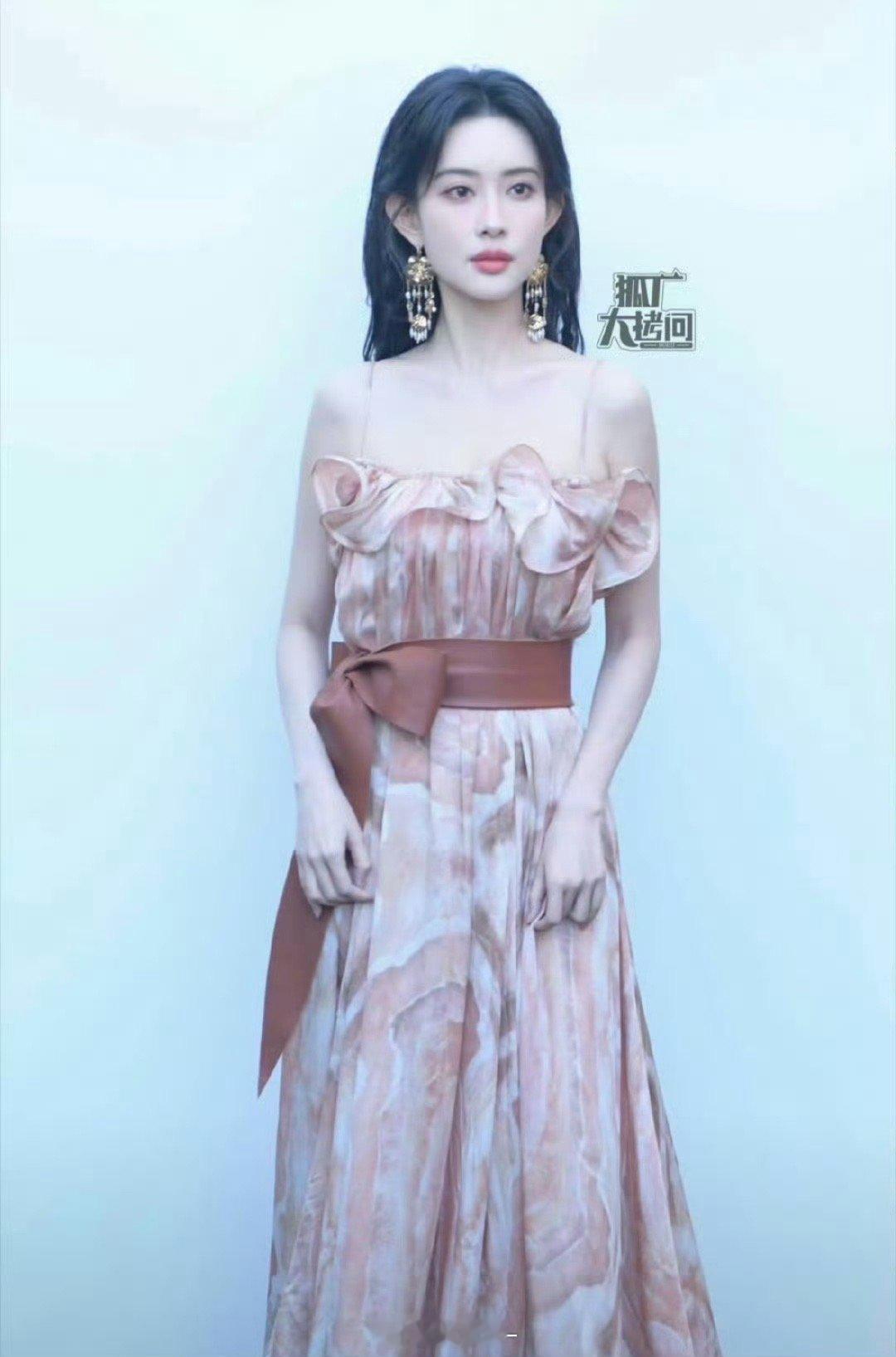 孟子义这张图没被p过吗？感觉头肩比有点虐 ​​​