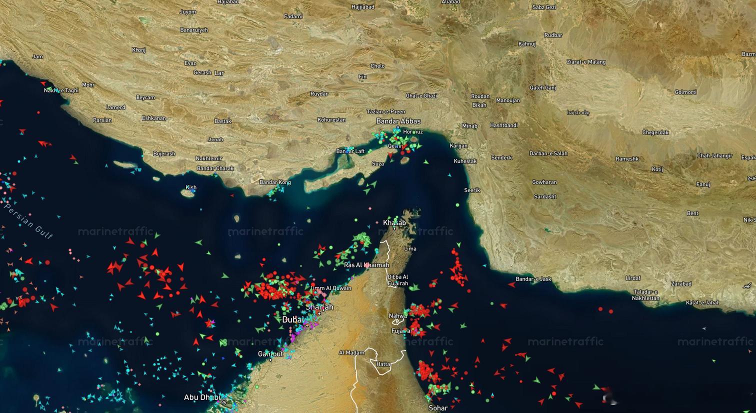 据传伊朗对所有通过霍尔木兹海峡的石油征收每桶 1 美元的过路费（一艘超大型油轮 
