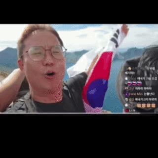 韩国人外出旅游的时候经常会带着国旗进行一些地标性的打卡已经成了常态。比如之前上海
