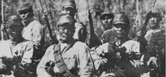 1932年，一个地主婆变卖了所有家产，支持儿子抗日，儿子拿到钱后瞬间失联，几年后