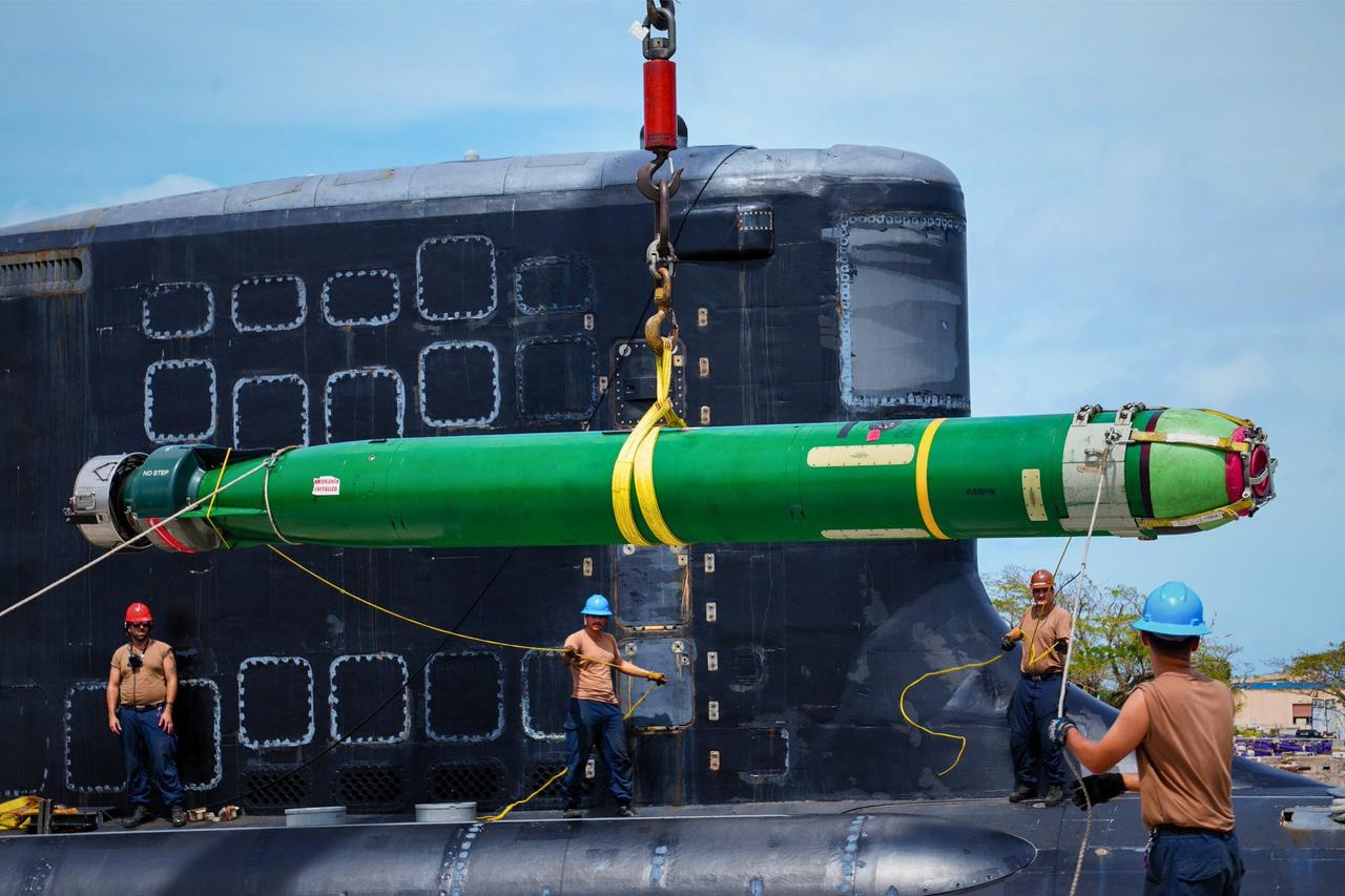 美军“夏洛特”号核潜艇在印度洋公海，向伊朗“德纳”号护卫舰发射了两枚MK-48重