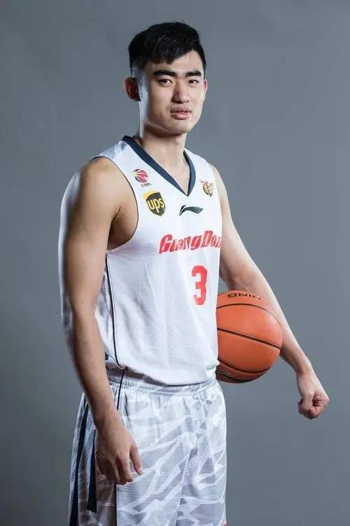 中国男篮国家队这几年成绩不好，尤其在4号位上的人才匮乏，让我想起了一个人，之前广