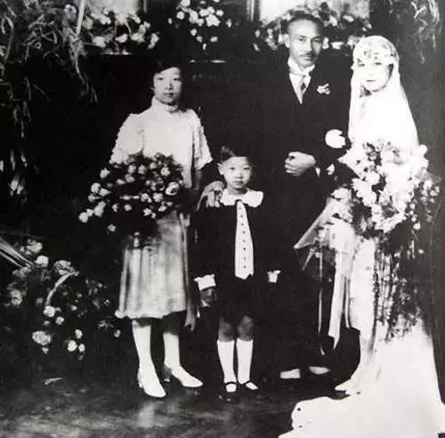 1927年12月1日，蒋介石与宋美龄在上海举行了盛大婚礼。早在1922年，蒋介石