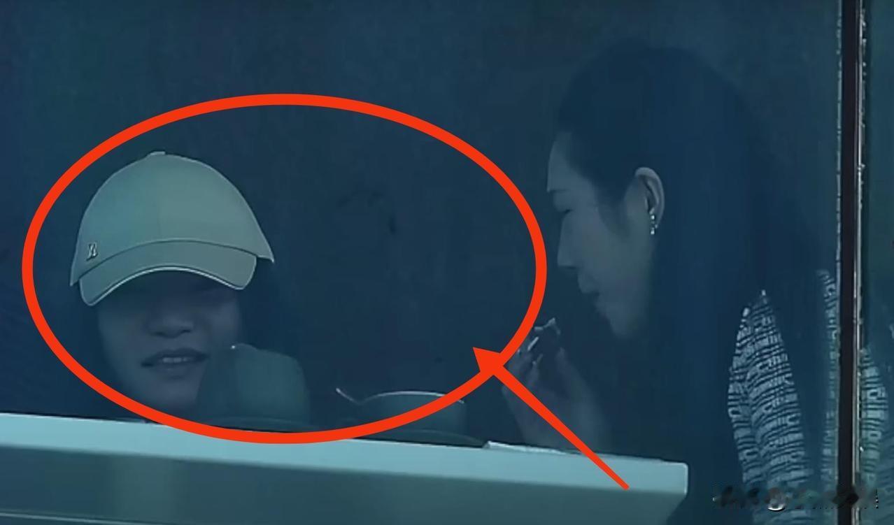 神秘澳洲人杨兰兰被人拍到正面照片，
看起来挺朴素的，像是一个普通人。

此前在澳