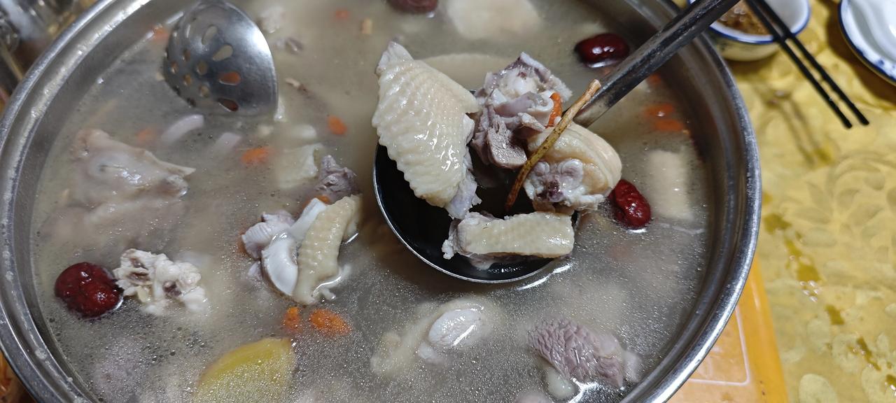 广州菜市场买的鸡，始终没有乡下鸡好吃，不知只是我的错觉还是大家都这么觉得。

这