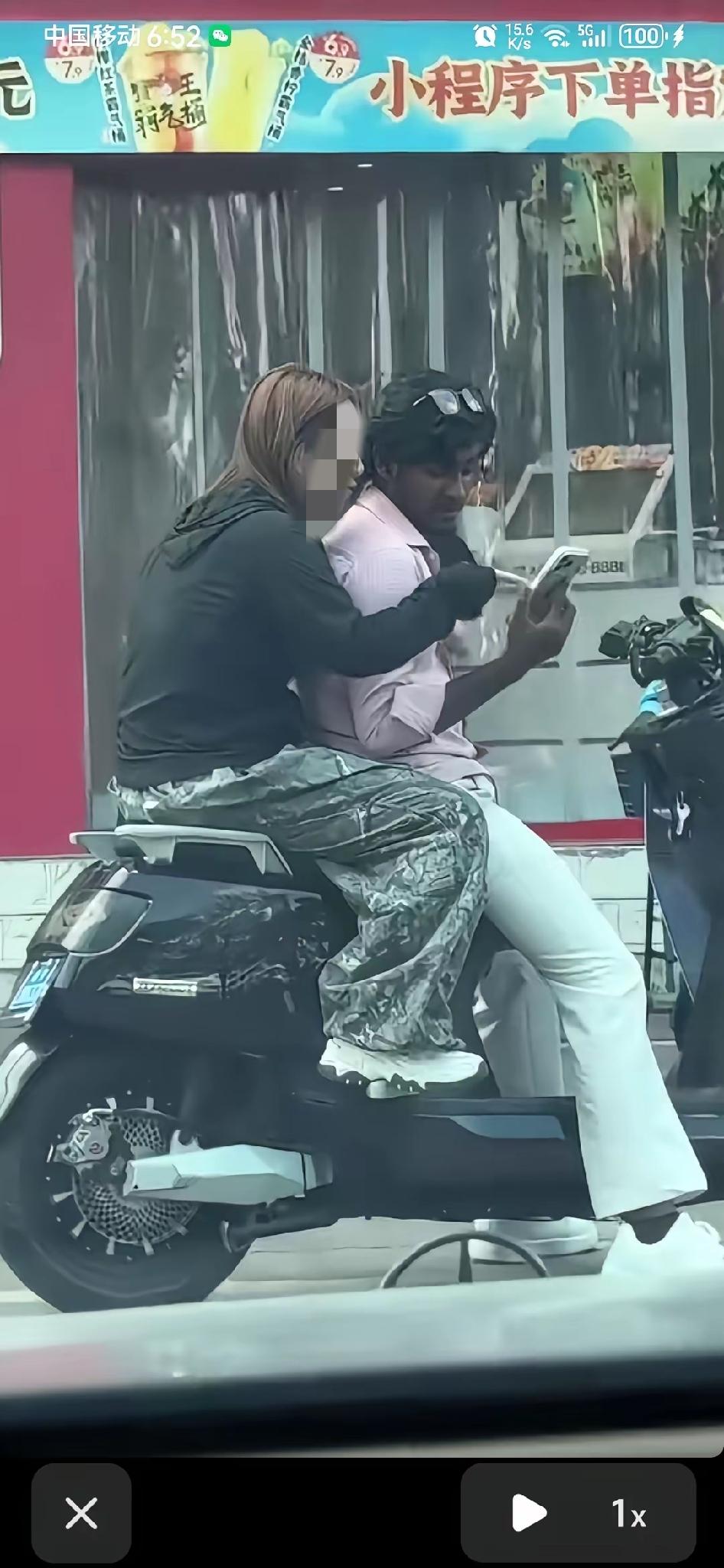 同事问这个印度小伙子在印度属于那个种姓？

看了一下，这个印度小伙子皮肤黝黑是达