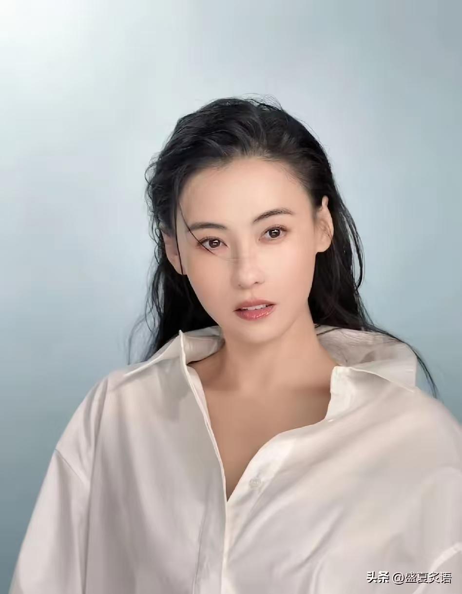 46岁的张柏芝突然高调发文，字里行间都是兴奋之情。都那么不自信吗？别怕，滤镜美颜