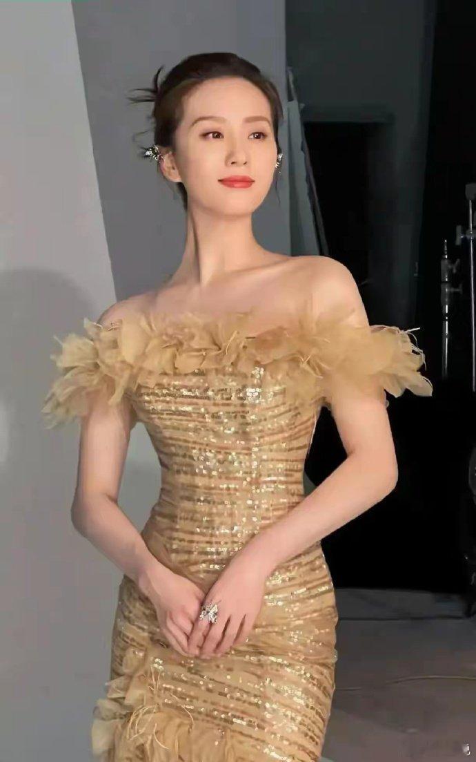 她怎么变成这样了？不管是演戏还是出席活动，干什么都梗着个脖子，真的没有人告诉这么