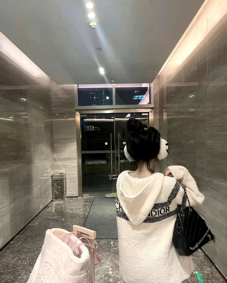 “ 有一种深爱叫不联系  不联系却思念到发疯  不打扰却心疼到泪崩 ” 
