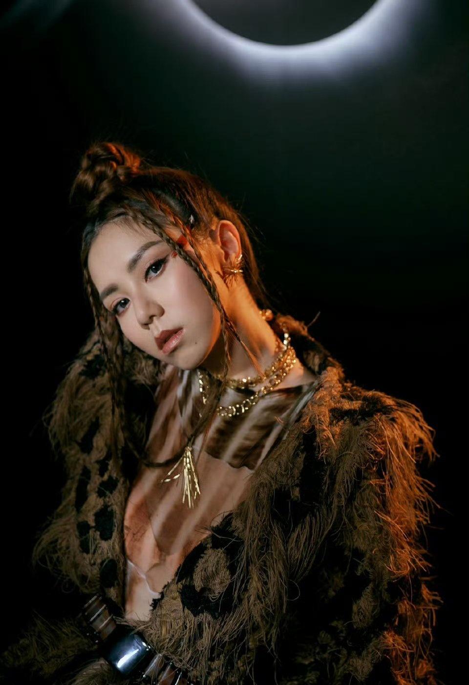 有网友问，曲婉婷和邓紫棋谁更有才华？ ​​​