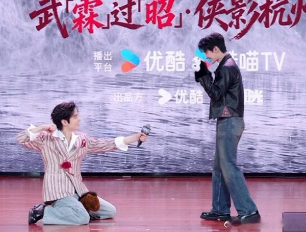 杨洋方逸伦现场猫鼠贴贴本来只是随便刷到的直播，结果被线下互动狠狠拿捏了电视剧雨霖