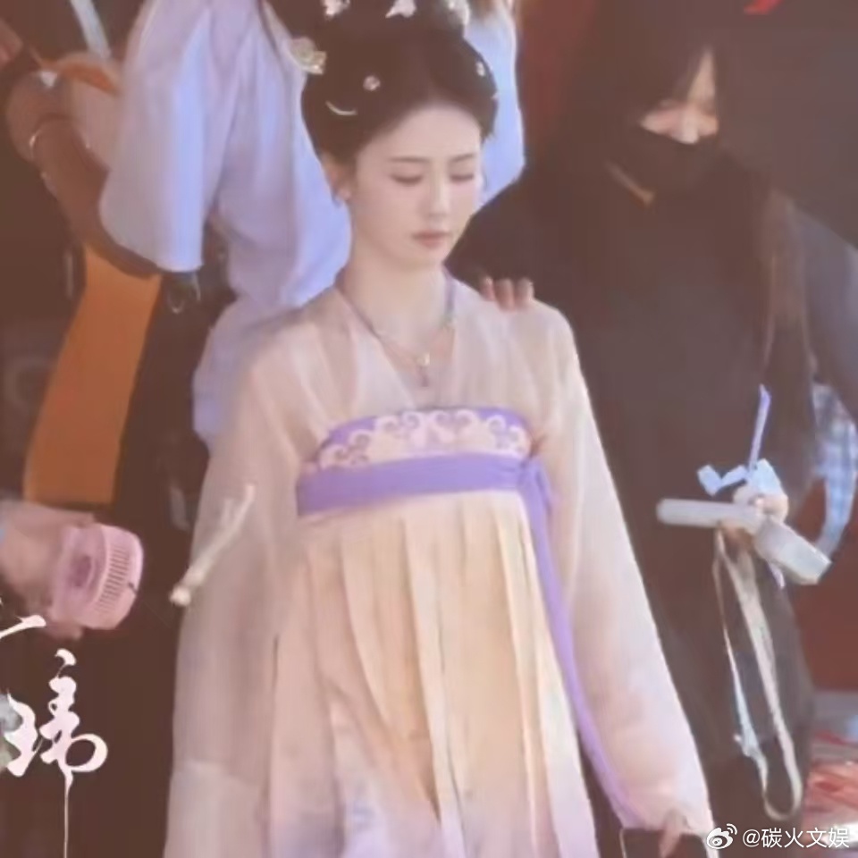 白鹿叶璃粉紫色造型路透白鹿莫离粉紫色造型路透白鹿叶璃粉紫色路透，好看，[太开心]