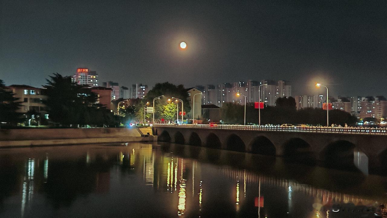 农历十八日的明月，悬挂在东方的夜空。
