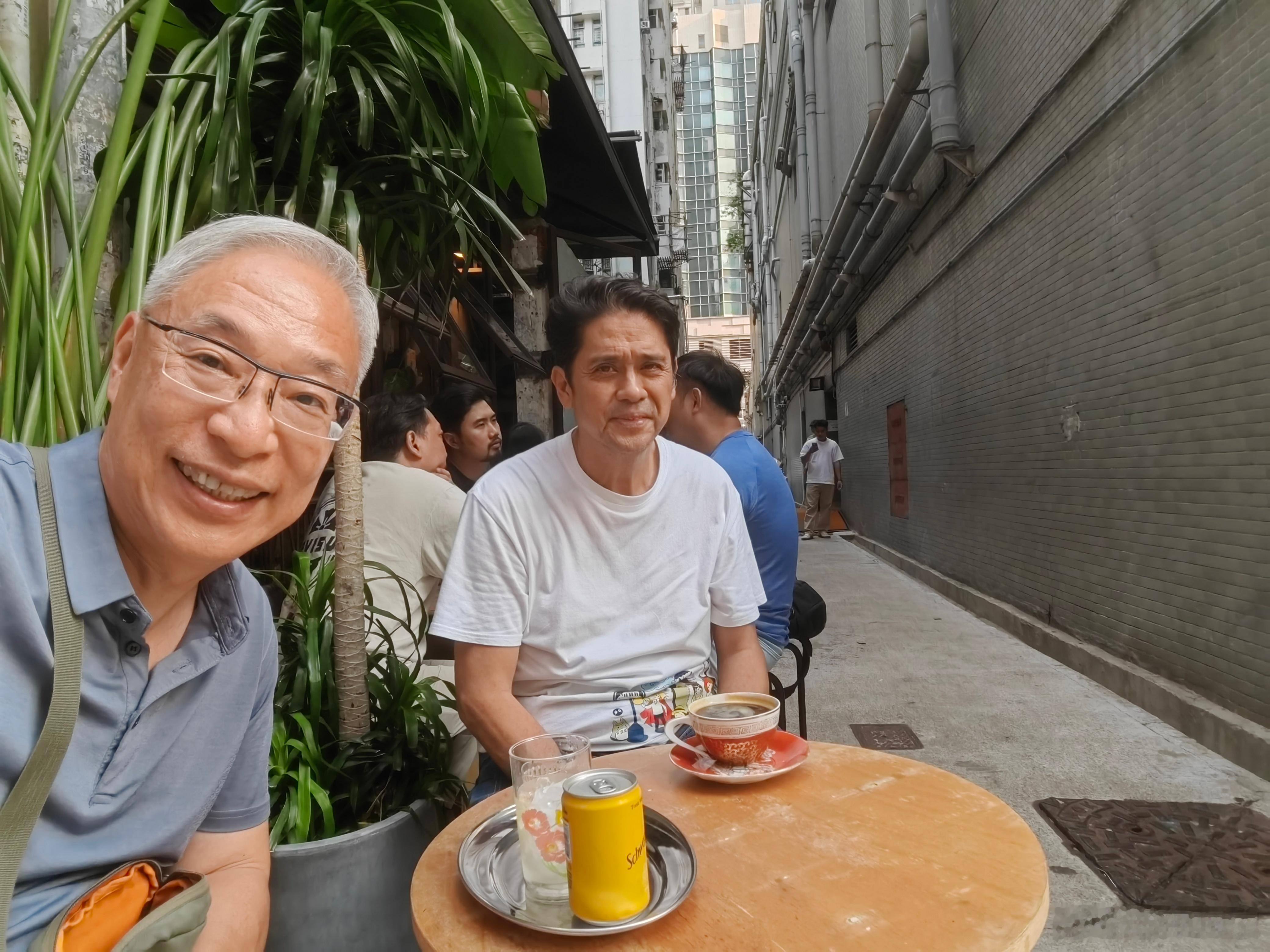 今天下午回到香港，有老友记史提芬接车，我们一同去喝咖啡，开心开心ANYCAR粤港