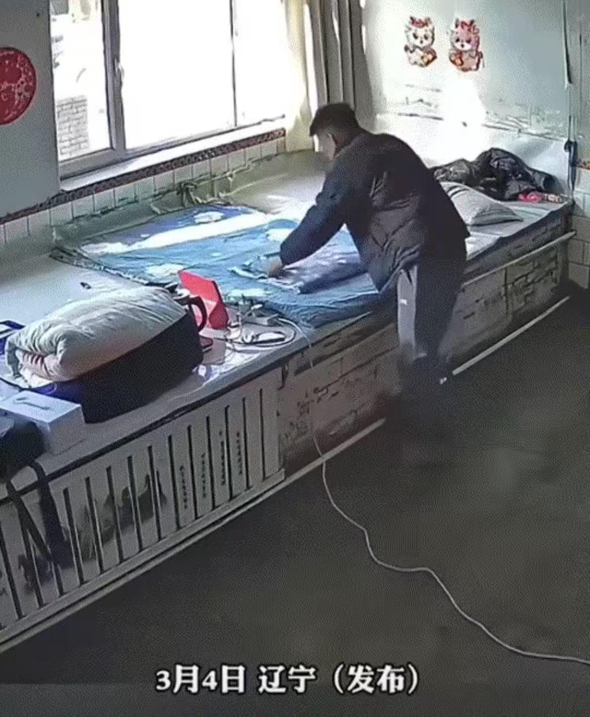 辽宁，一男子独自回到老家过年，春节结束后，男子又要回去工作，但是父母已经离世，再