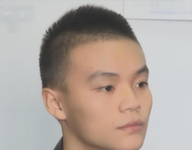 2015年，四川小伙报名参军，体检后就回家休息了，突然听到了敲门声，开门一看是两
