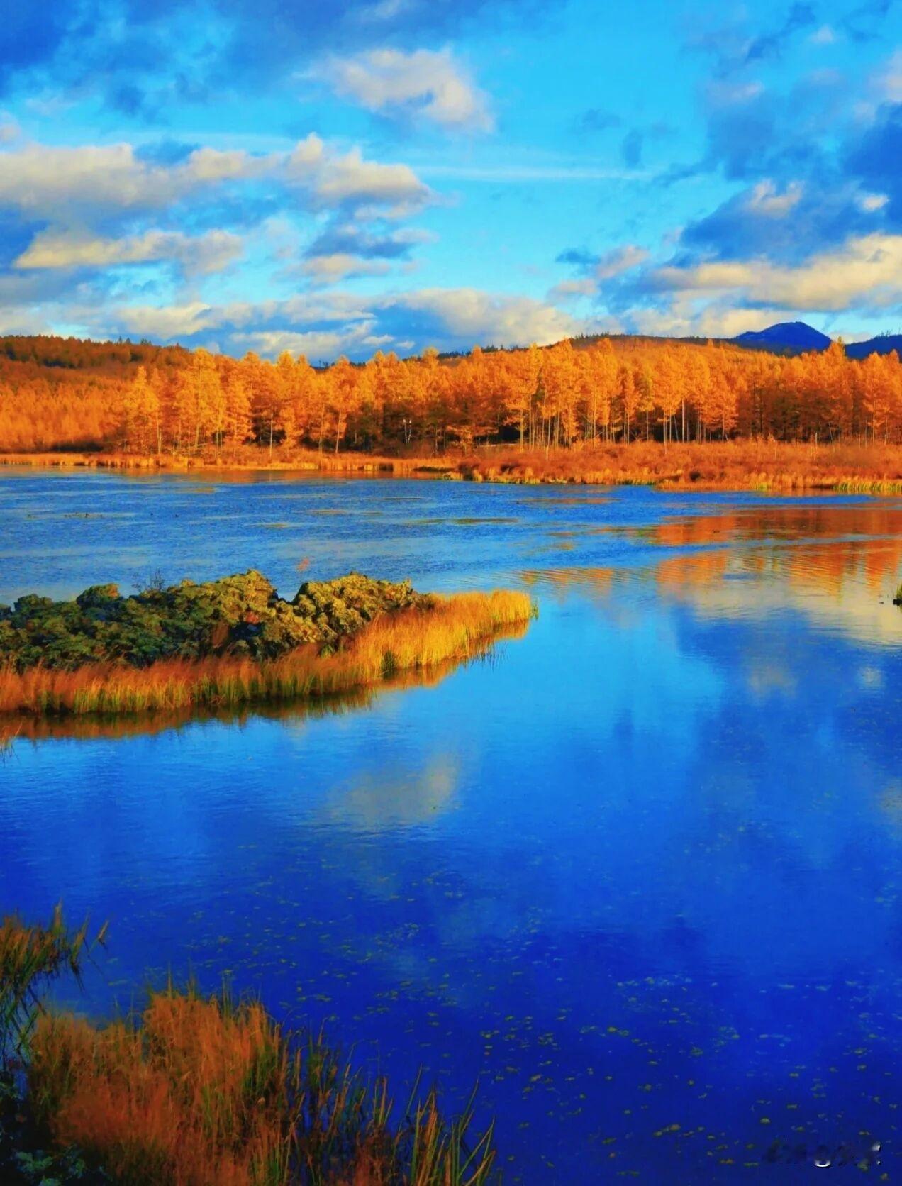 上联:江南塞北一轮月
下联:海角天涯万里风
横批:皓月千里