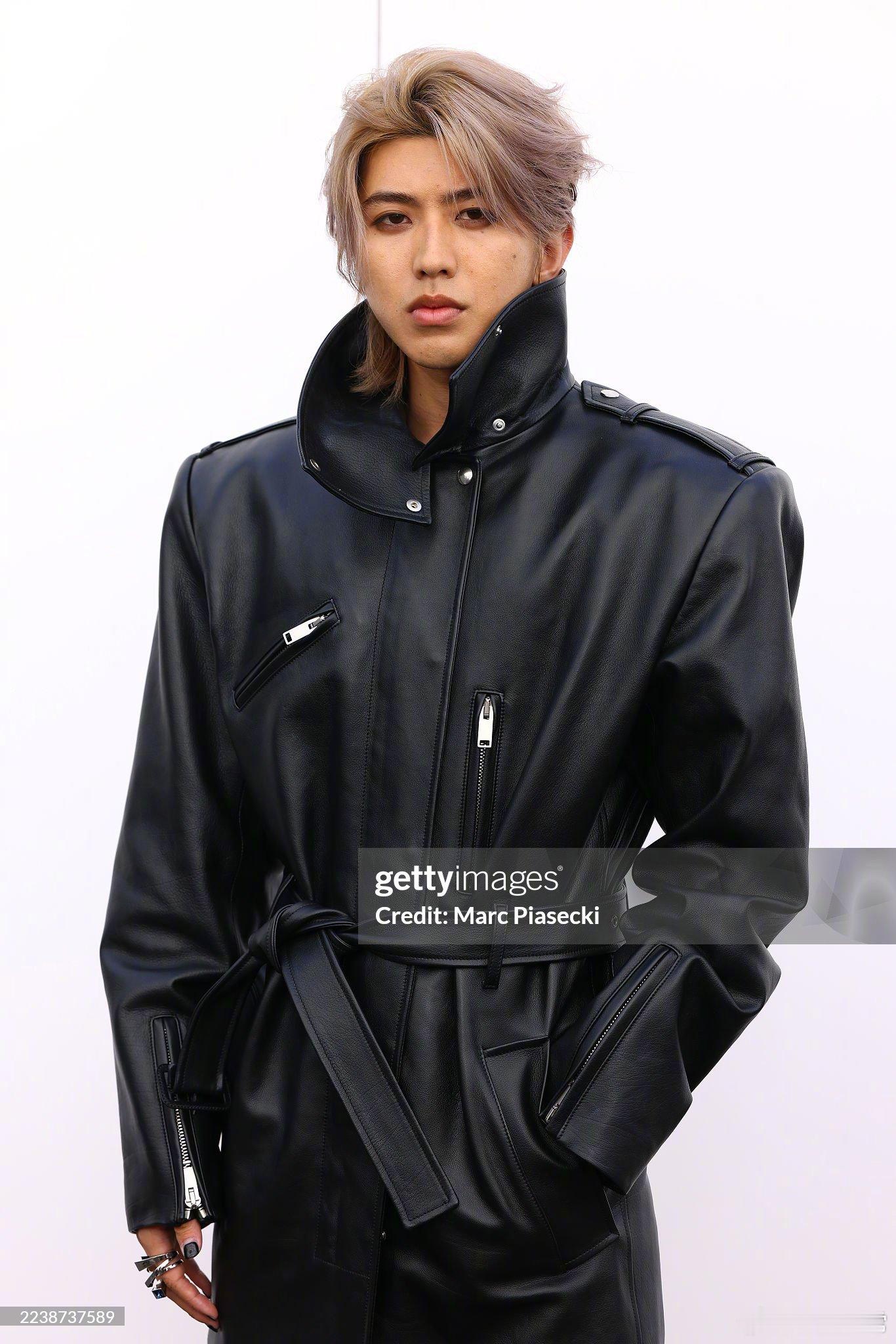 蔡徐坤巴黎时装周看秀G社生图蔡徐坤 mugler ​​​