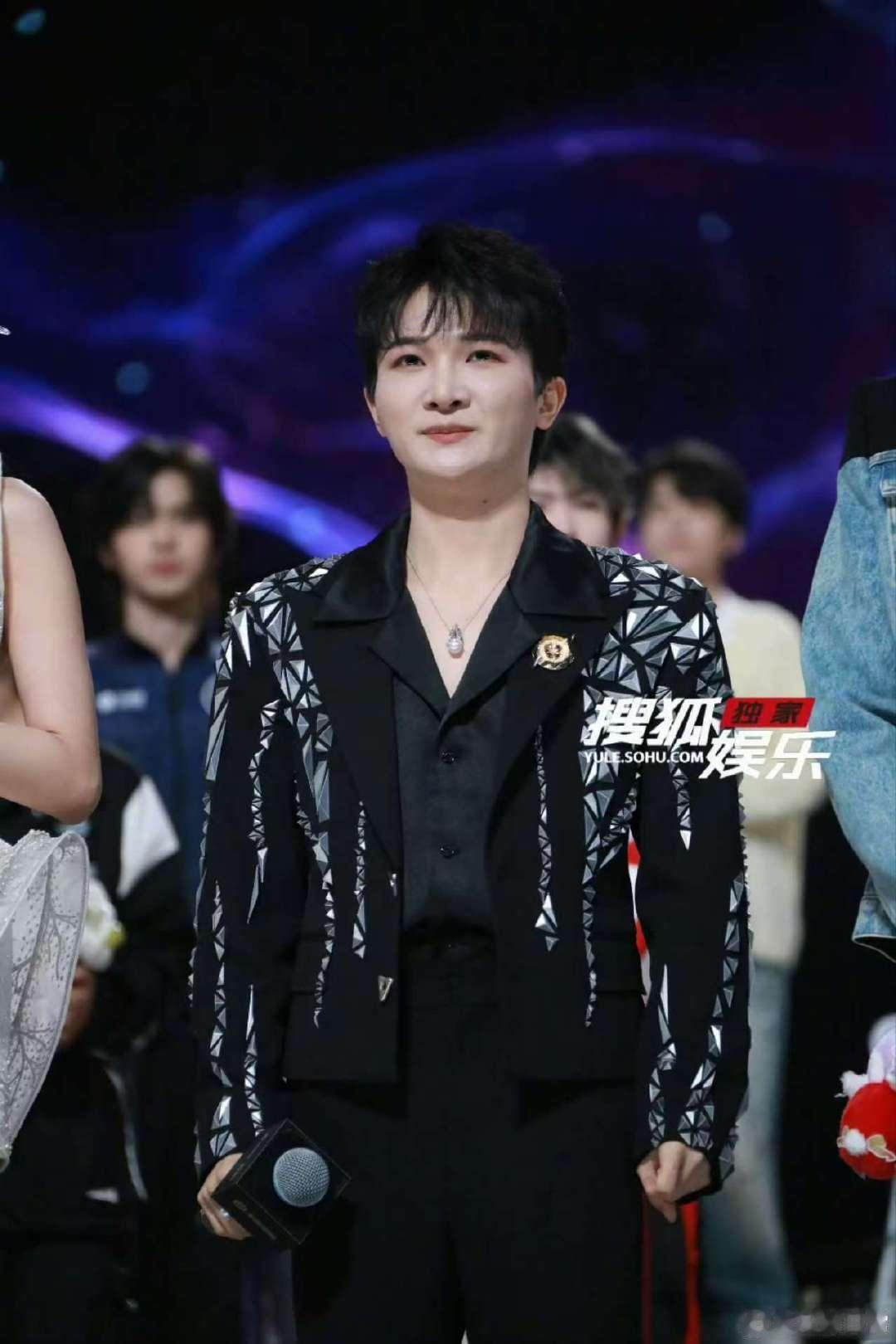 周深共创之夜生图周深王者荣耀共创之夜生图周深共创之夜生图太能打！一身黑银造型设计