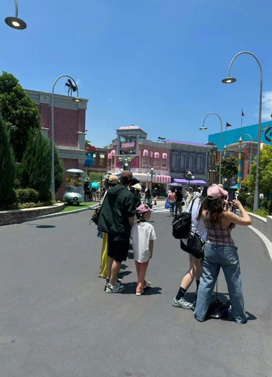 网友在新加坡偶遇罗晋唐嫣夫妇带着女儿游玩，网络上一天天地捕风捉影地传别人离婚，到