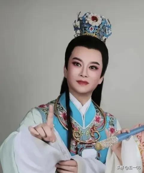初看赵志刚的贾宝玉定妆照（图一四）让我想到了马天宇的宝玉（图二五），赵宝玉很有少