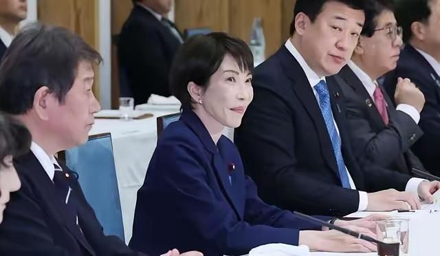 中国政府就应该像现在这样冷着日本，不交流，不对话，该制裁的制裁，看看谁先崩溃？谁