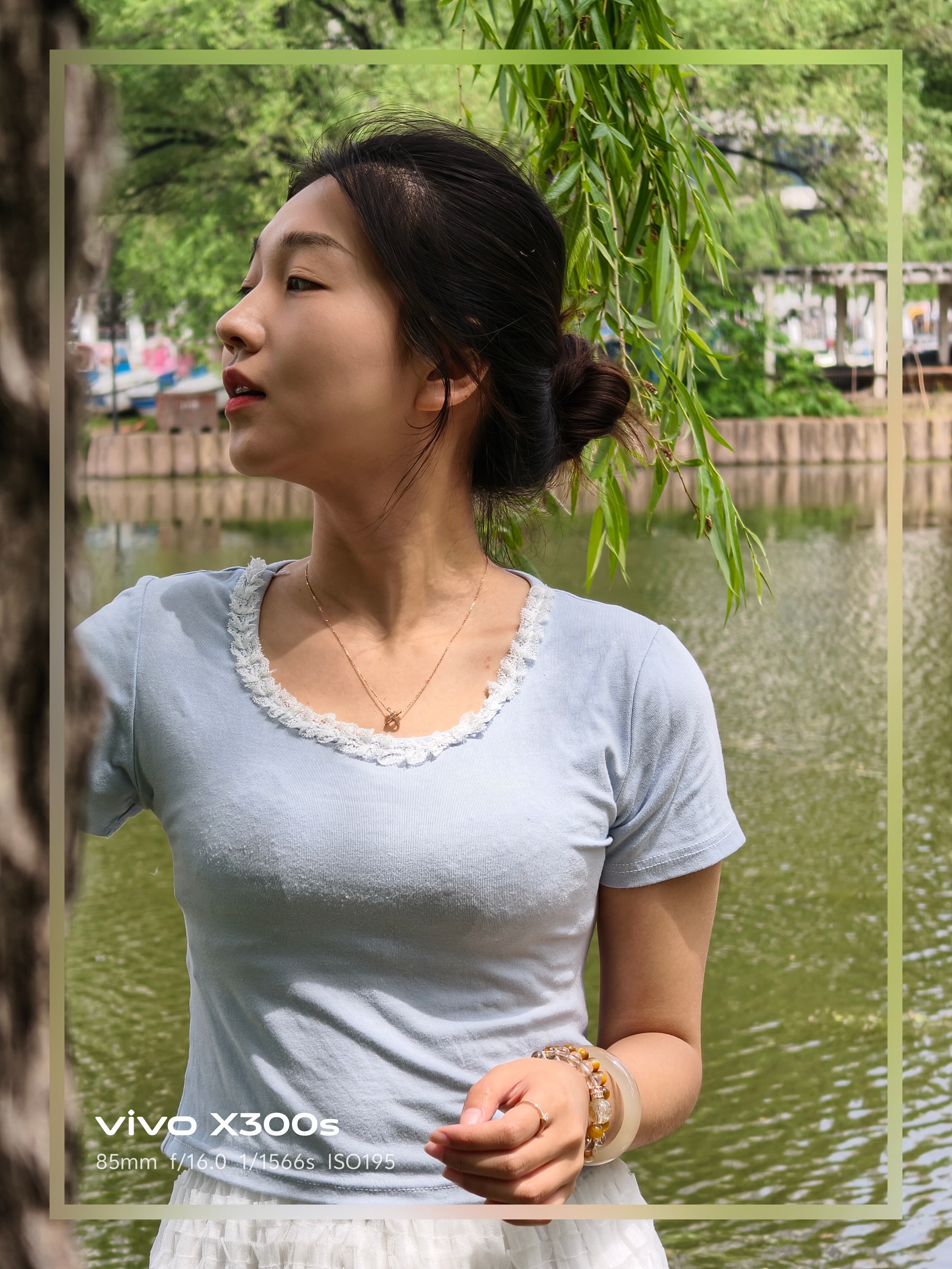 vivo 丁香湖落日柔光下，收获满帧的夏日美好。日落黄金时刻的侧逆光，在发丝与脸