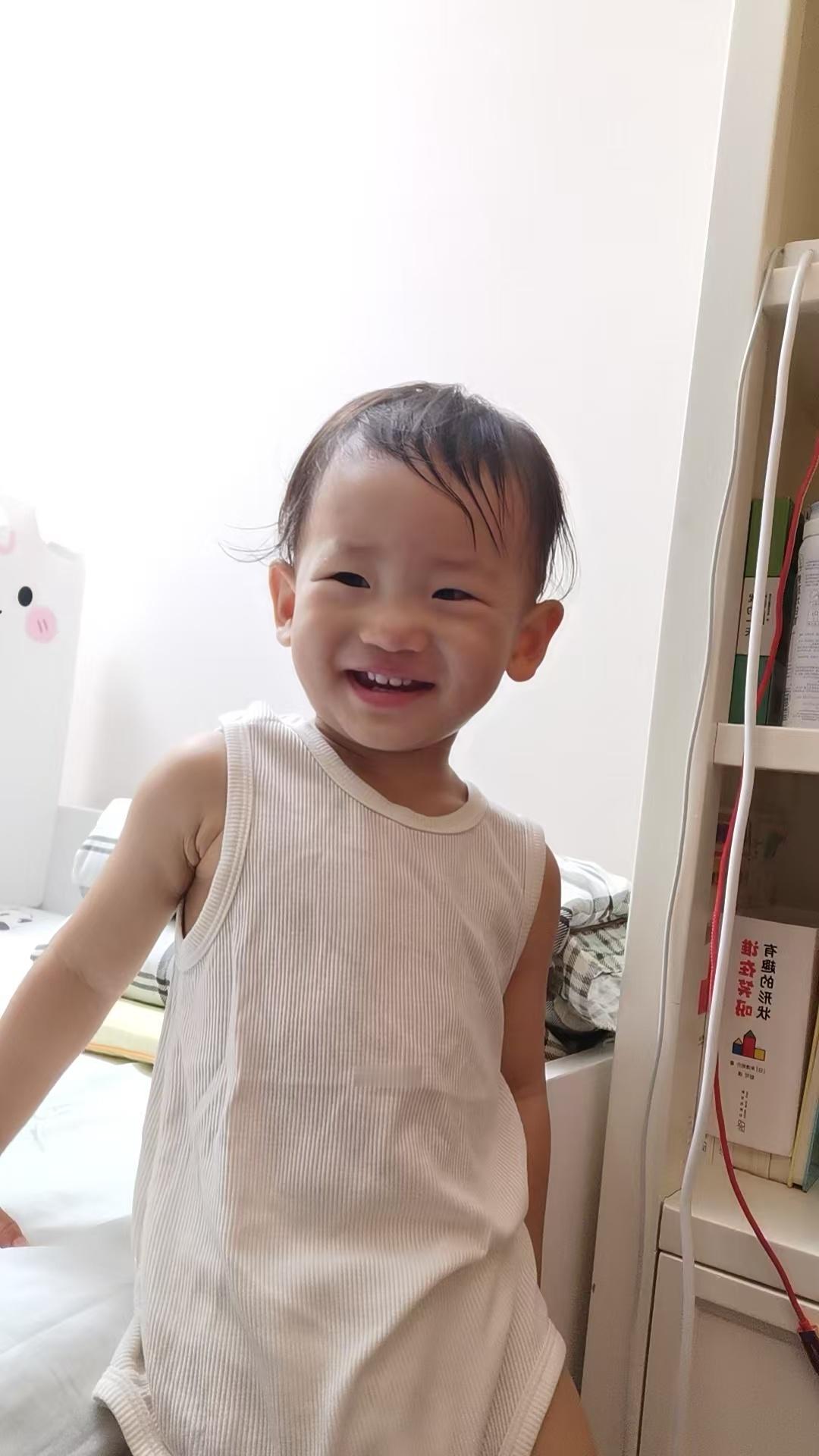 只要没看到妈妈和姐姐，就不会哭的妹妹。 