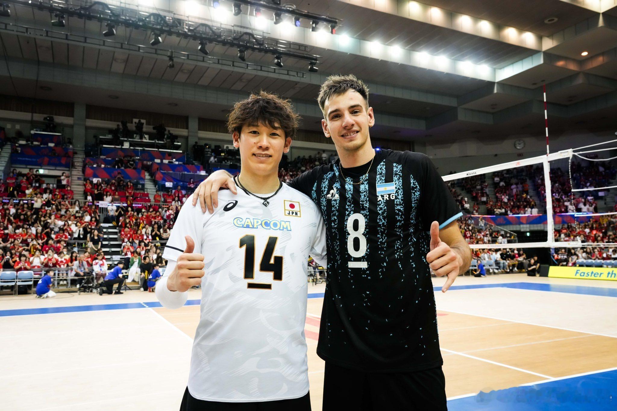 📷 佩鲁贾队友合照时间到了— 石川祐希 & 阿古斯丁.洛塞尔。 ​​​