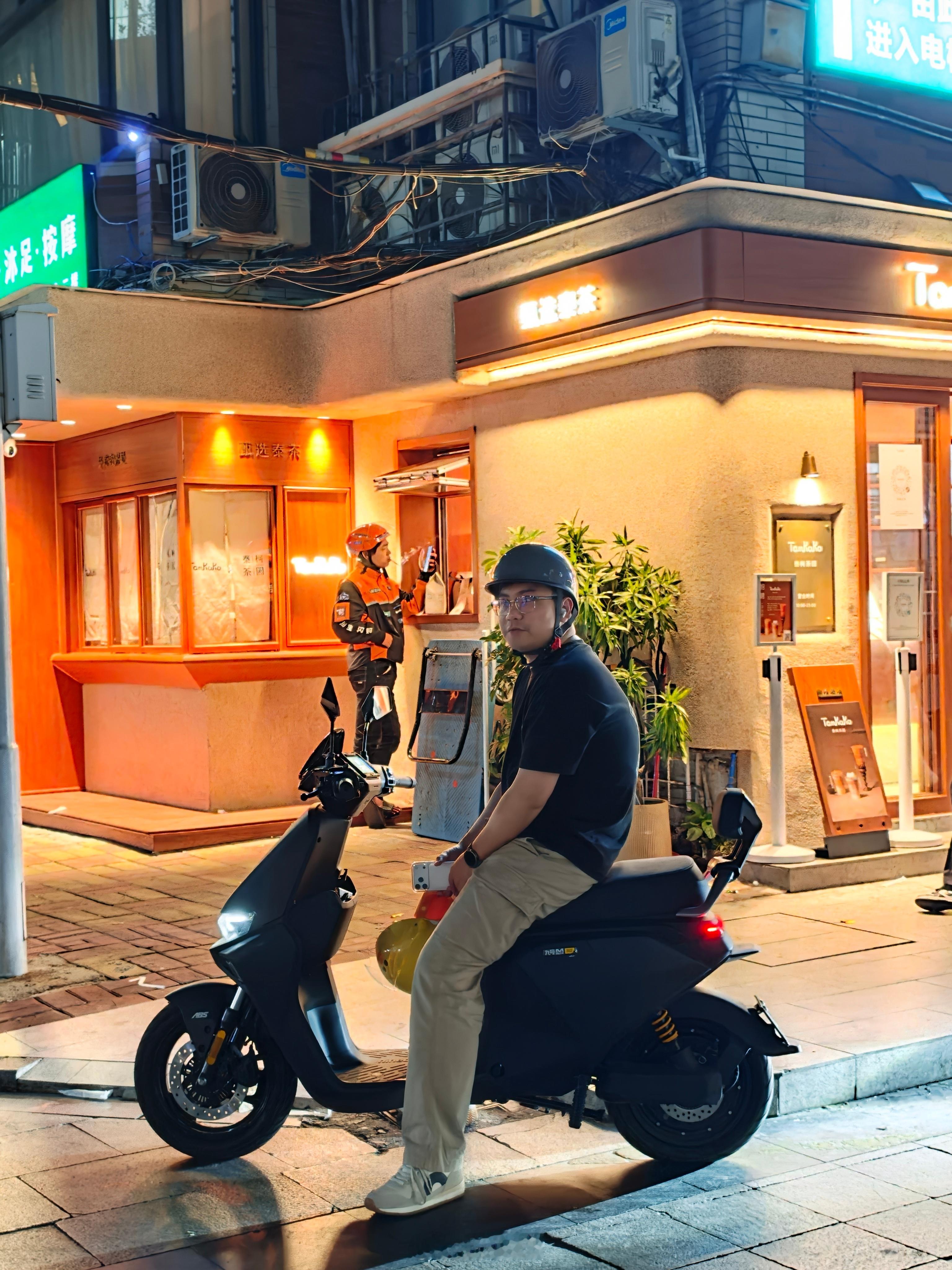 遵纪守交规，出街戴头盔🎵 广州