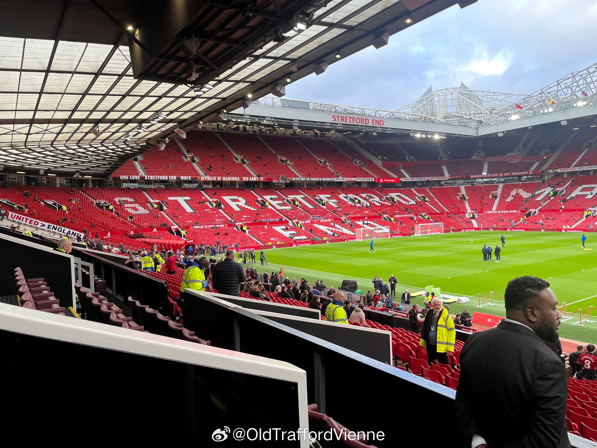 曼联球员抵达老特拉福德谢什科很可能进入首发图6是个小将？曼联vs水晶宫