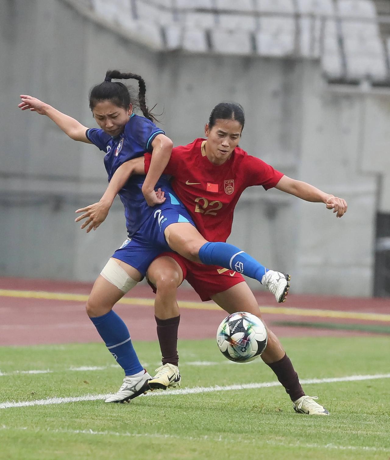 中国台北女足的2号队员张季兰可真喜庆啊！
在昨天对阵朝鲜女足的世界杯资格赛中，司