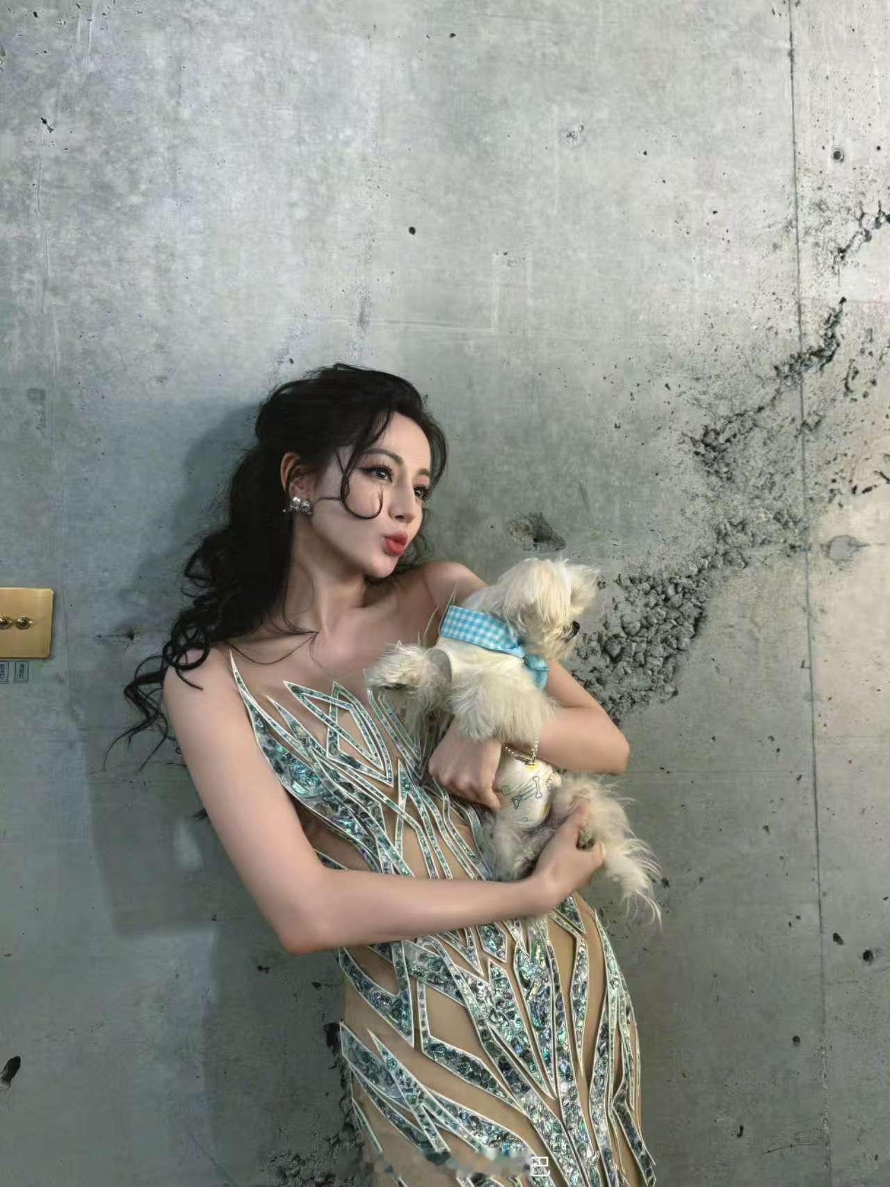 迪丽热巴模仿雕像迪丽热巴抱狗六宫格迪丽热巴模仿雕像，糟糕被修勾萌晕啦，[心][心