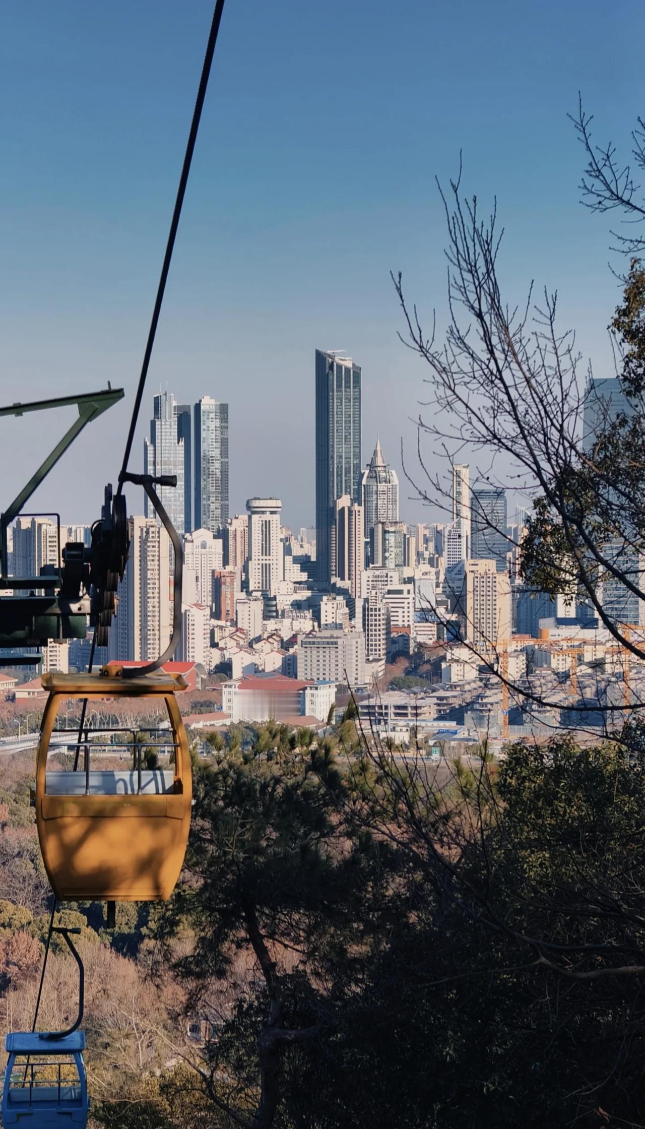 惠山最佳机位
沿着缆车的路线下山就能看到了
一起爬山拍照 一起来爬山 登高望远好