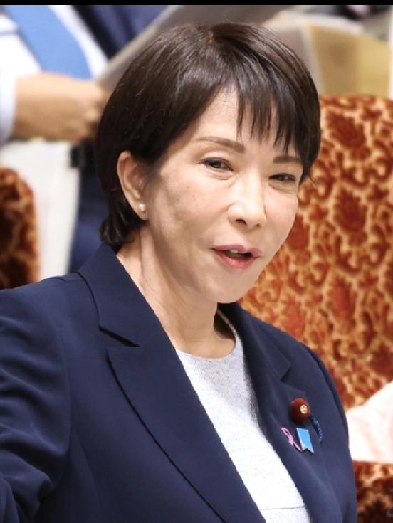 日本政界对高市早苗的批评，其实就是一场闹剧。高市早苗那极端的言行，就是在给日本惹