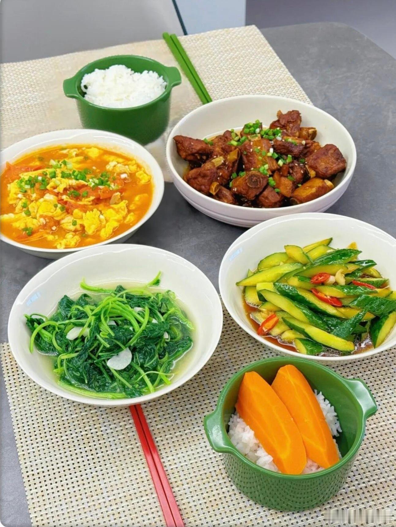 青蒜豆干炒腊肉➕酸辣土豆丝➕麻辣肥牛➕凉拌黄瓜 